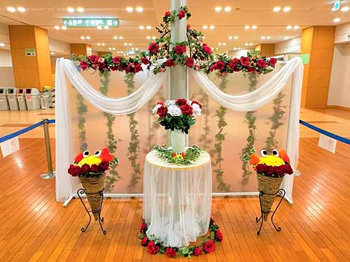 (正面玄関側:紅と白の大輪の薔薇)
