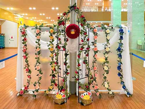 (新棟側:色とりどりの薔薇の花)