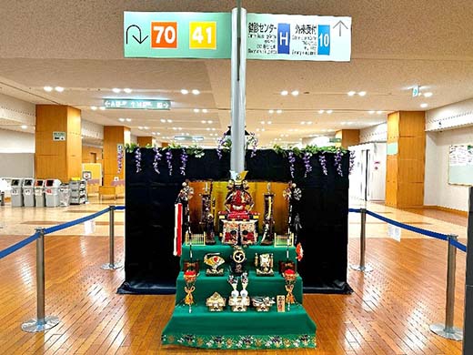 ((正面玄関側:三段飾りの五月人形)
