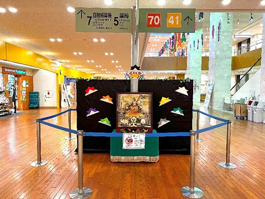 (新棟側:オルゴール付きの五月人形)